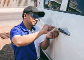 Car Locksmith in Oak Hills, CA